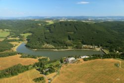 Letecký pohled na přehradu Luhačovice a Obětová hora