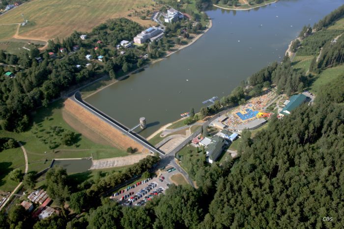 Letecký pohled na přehradu v Luhačovicích a na koupaliště DUHA Pozlovice